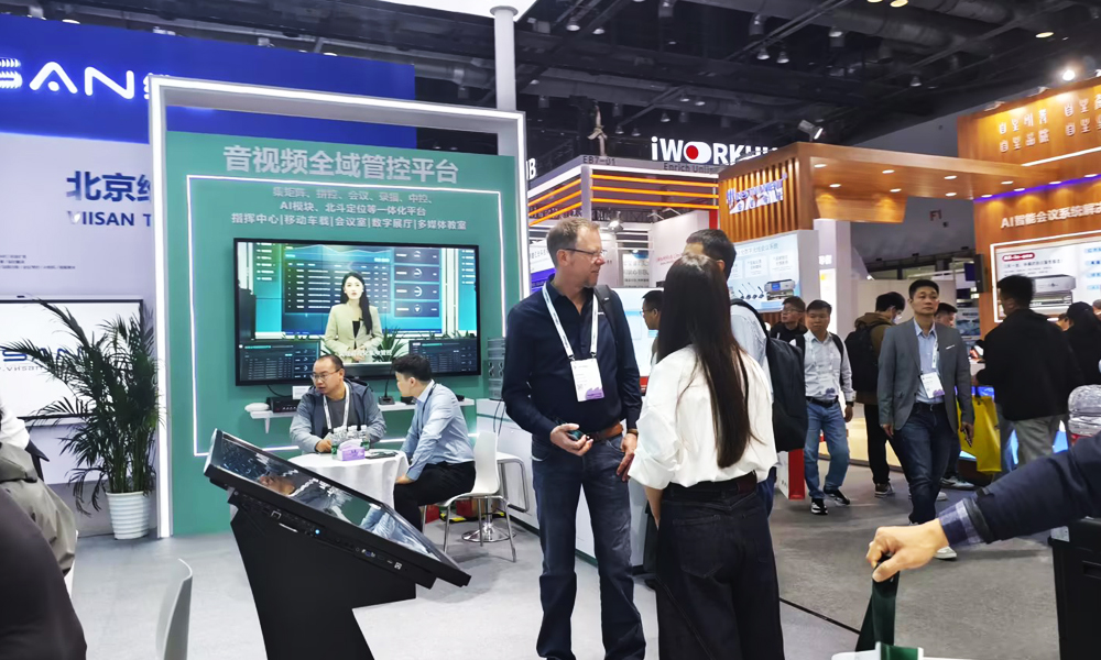 与国际友人进行交流